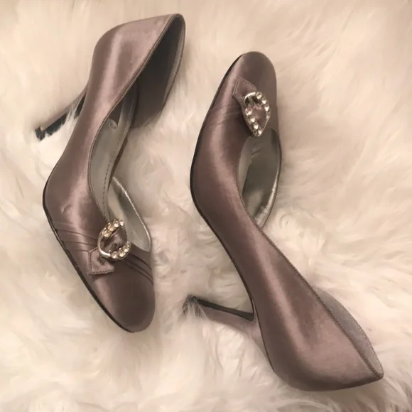 Beautiful satin dressy pump - Picture 2 of 6
